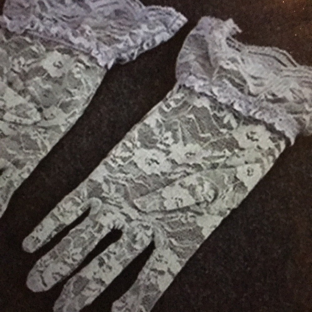 Vintage style grey lace gloves with ruffle trim - Picture 3 of 3